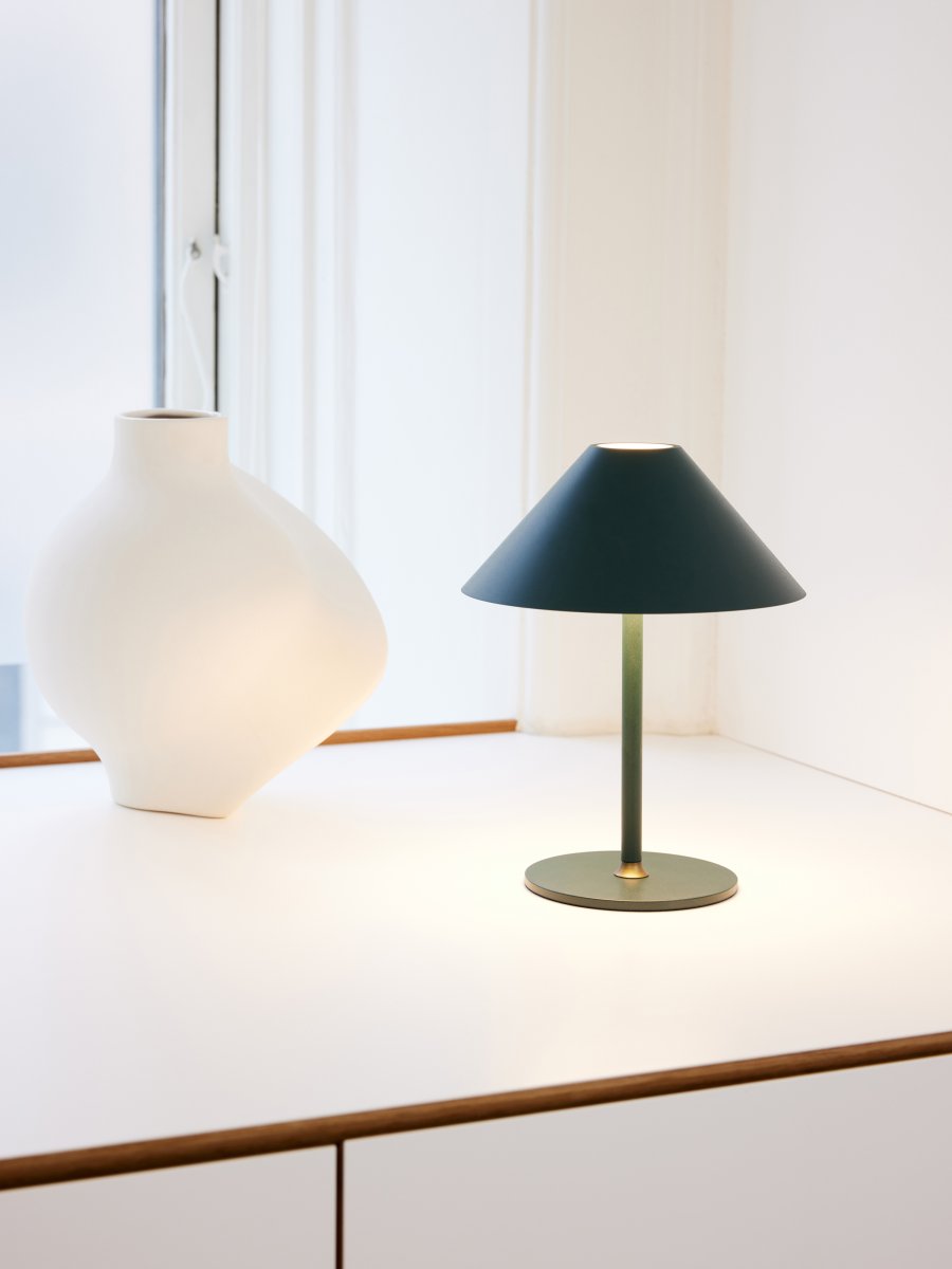 Hygge 20cm Grønn bærbar Fra Halo Design - Den er IP54-klassifisert, noe som gjør den egnet for både innendørs og utendørs bruk (den bør imidlertid oppbevares og lades innendørs).