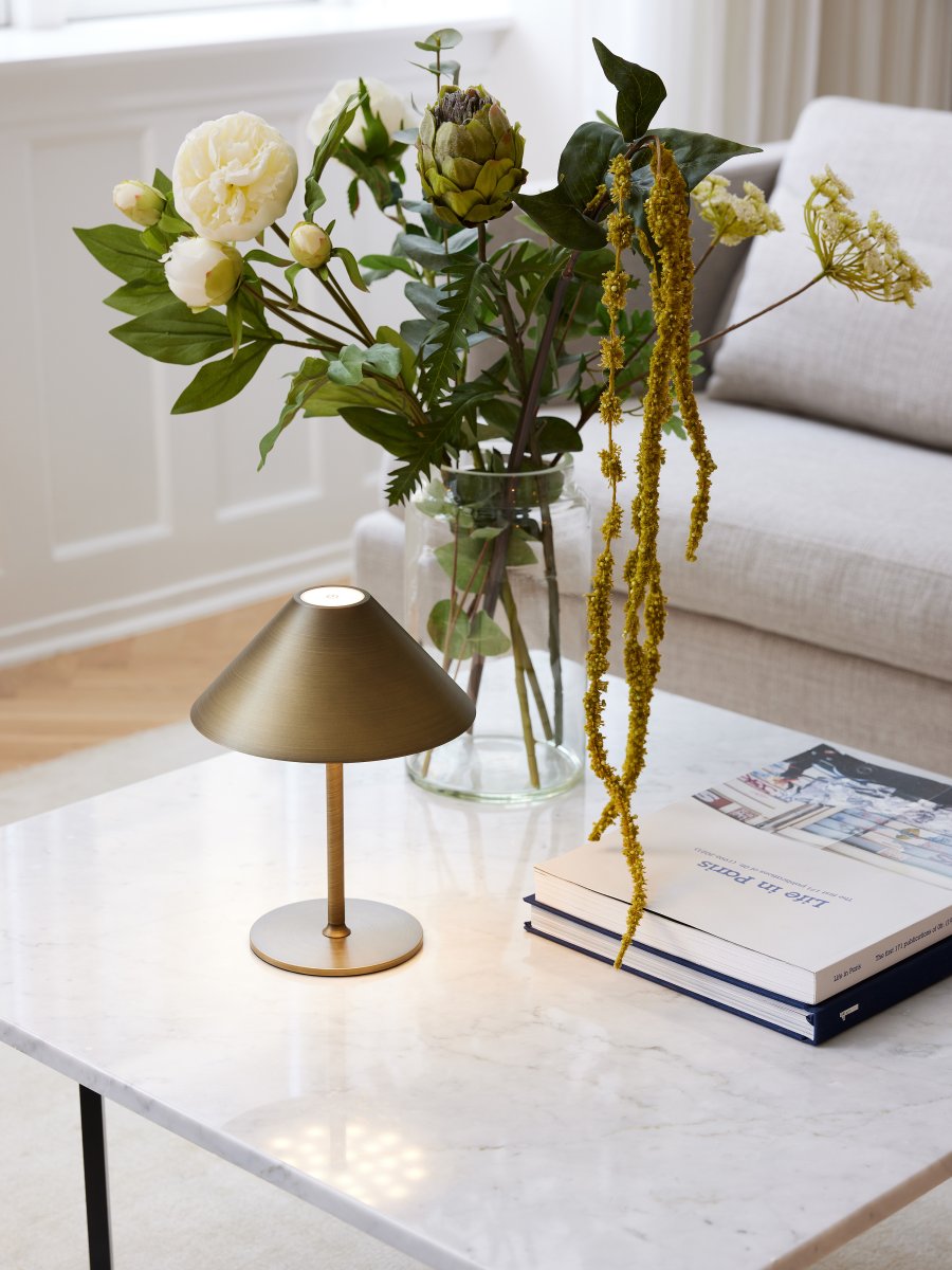 Hygge 20cm Antikk messing bærbar Fra Halo Design - Den er IP54-klassifisert, noe som gjør den egnet for både innendørs og utendørs bruk (den bør imidlertid oppbevares og lades innendørs).