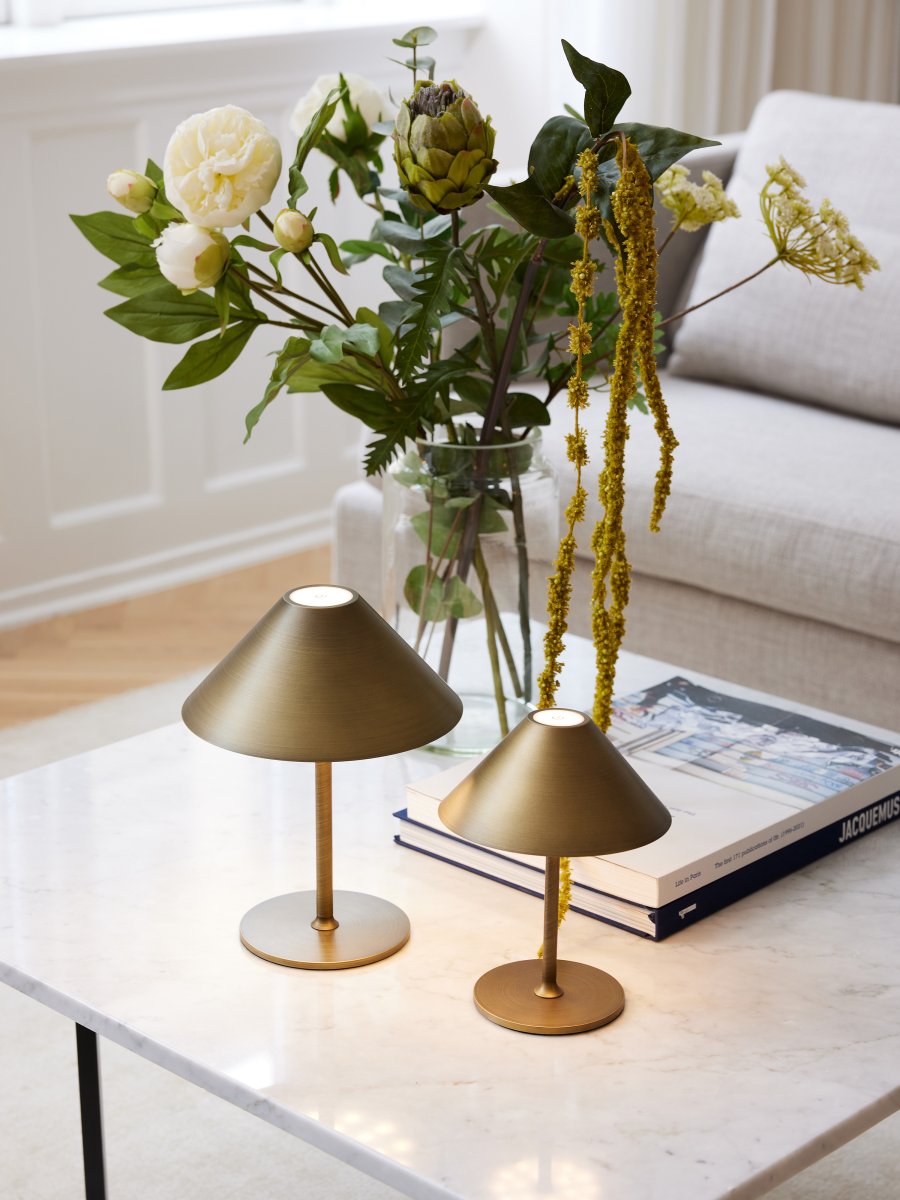Hygge 20cm Antikk messing bærbar Fra Halo Design - Den er IP54-klassifisert, noe som gjør den egnet for både innendørs og utendørs bruk (den bør imidlertid oppbevares og lades innendørs).