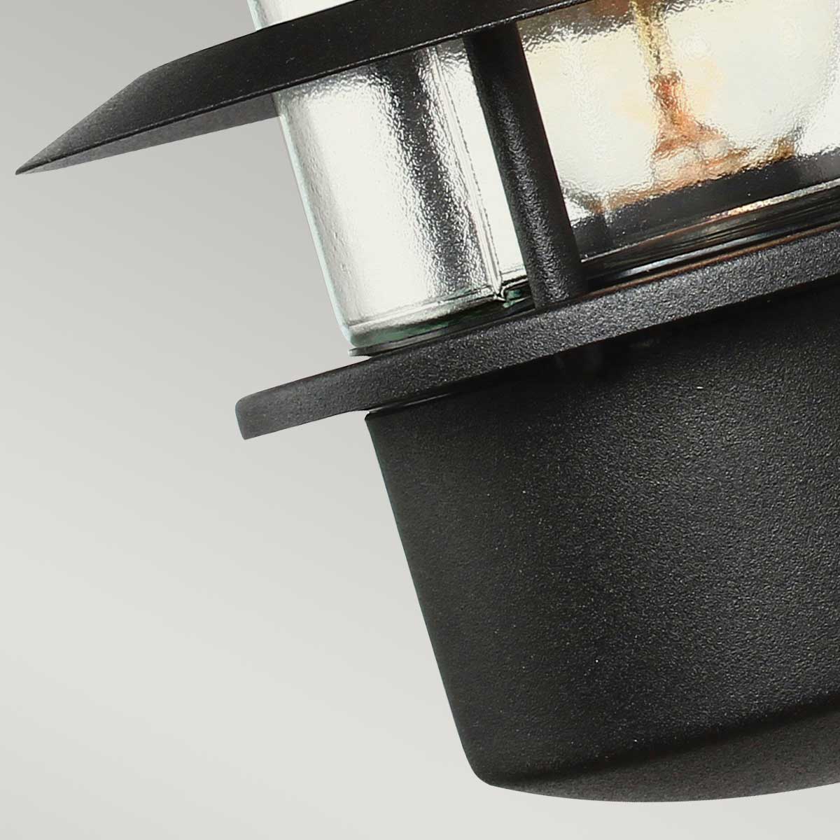 Helsingor Ø22 Svart utendørslampe Fra Elstead Lighting - Tillverkad av rostfritt st&aring;l i svart finish och glas, erbjuder den en slitstark och v&auml;derbest&auml;ndig konstruktion som &auml;r perfekt f&ouml;r fasader, entr&eacute;er och uteplatser.