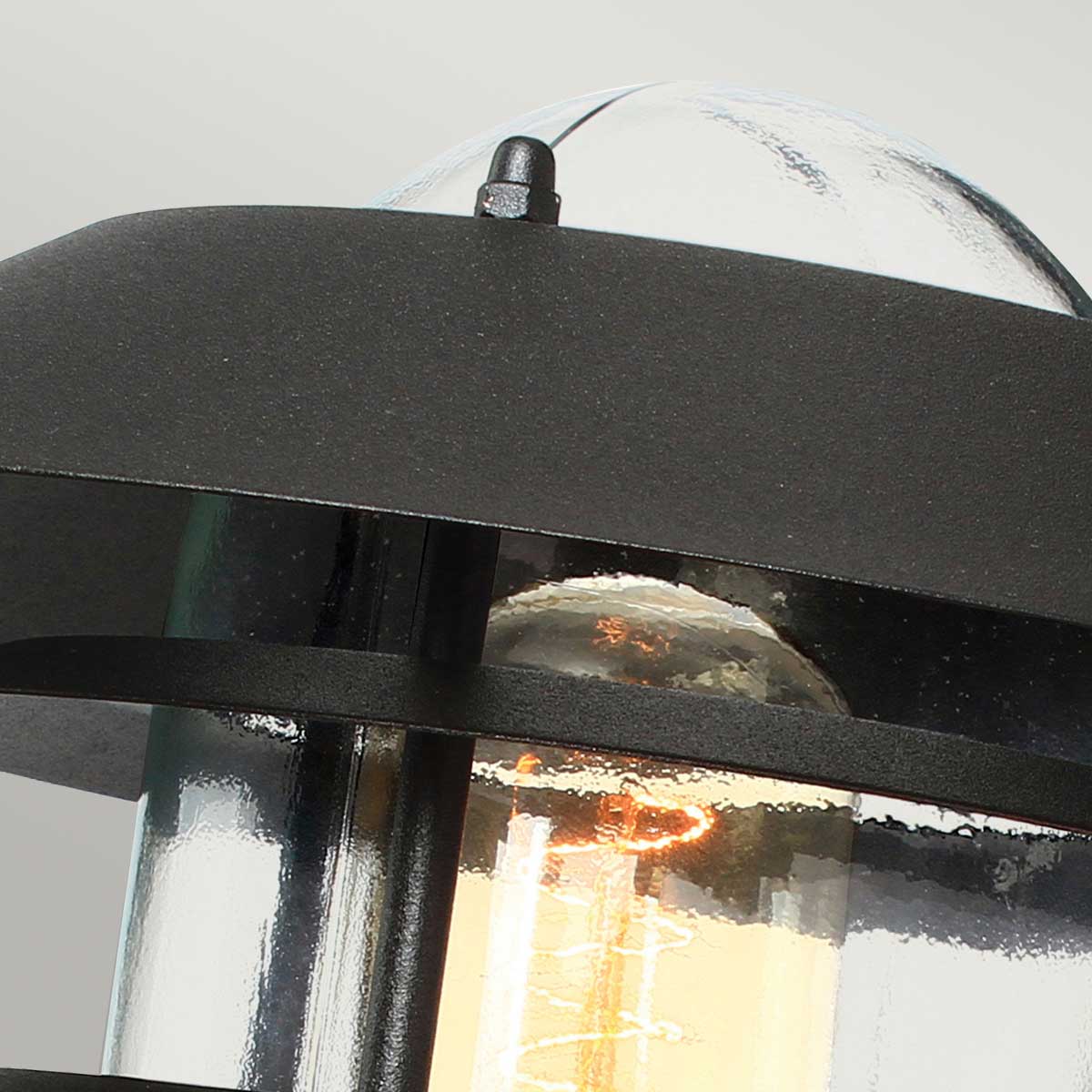 Helsingor Ø22 Svart utendørslampe Fra Elstead Lighting - Tillverkad av rostfritt st&aring;l i svart finish och glas, erbjuder den en slitstark och v&auml;derbest&auml;ndig konstruktion som &auml;r perfekt f&ouml;r fasader, entr&eacute;er och uteplatser.