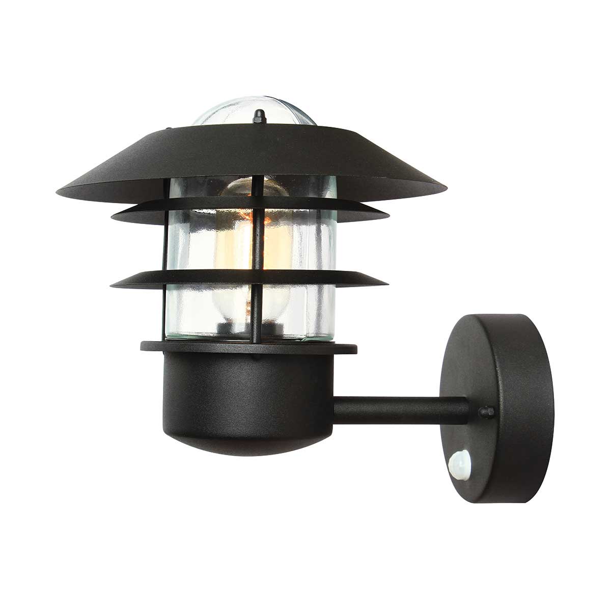 Helsingor PIR Ø22 Svart utendørslampe Fra Elstead Lighting - Tillverkad av rostfritt st&aring;l i svart finish och glas, erbjuder den en robust och v&auml;derbest&auml;ndig konstruktion som &auml;r perfekt f&ouml;r fasader, entr&eacute;er och uteplatser.