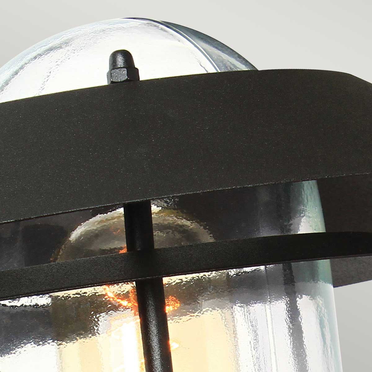Helsingor PIR Ø22 Svart utendørslampe Fra Elstead Lighting - Tillverkad av rostfritt st&aring;l i svart finish och glas, erbjuder den en robust och v&auml;derbest&auml;ndig konstruktion som &auml;r perfekt f&ouml;r fasader, entr&eacute;er och uteplatser.