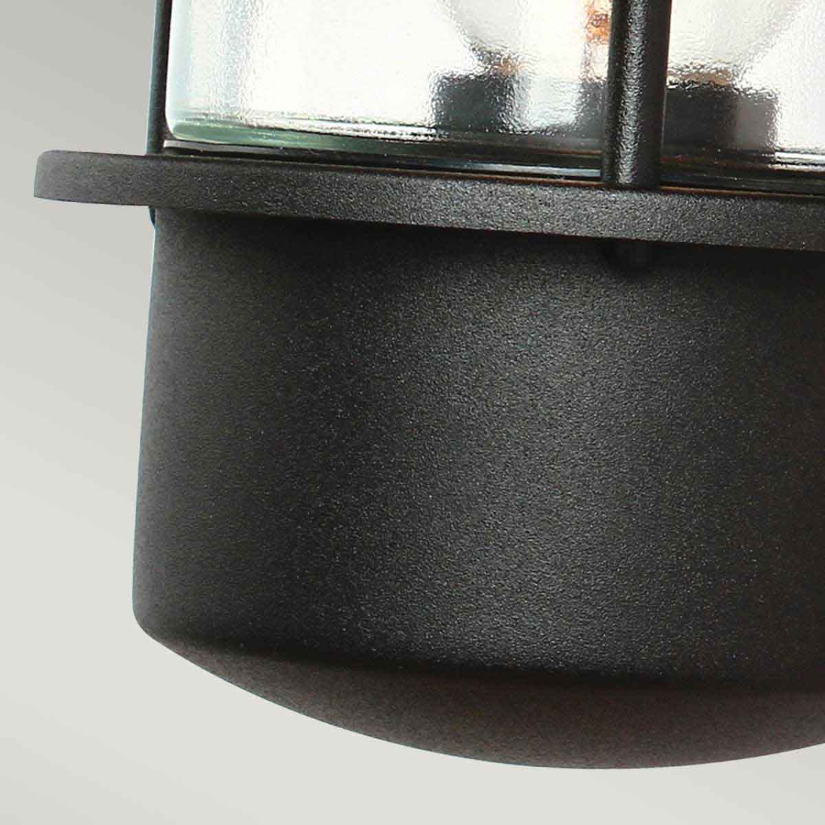 Helsingor PIR Ø22 Svart utendørslampe Fra Elstead Lighting - Tillverkad av rostfritt st&aring;l i svart finish och glas, erbjuder den en robust och v&auml;derbest&auml;ndig konstruktion som &auml;r perfekt f&ouml;r fasader, entr&eacute;er och uteplatser.