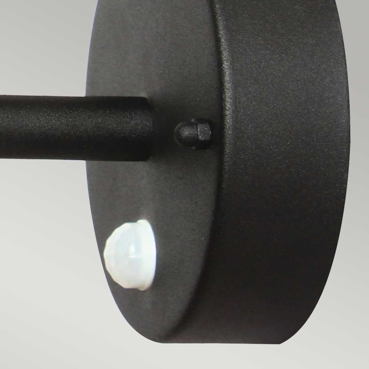Helsingor PIR Ø22 Svart utendørslampe Fra Elstead Lighting - Tillverkad av rostfritt st&aring;l i svart finish och glas, erbjuder den en robust och v&auml;derbest&auml;ndig konstruktion som &auml;r perfekt f&ouml;r fasader, entr&eacute;er och uteplatser.
