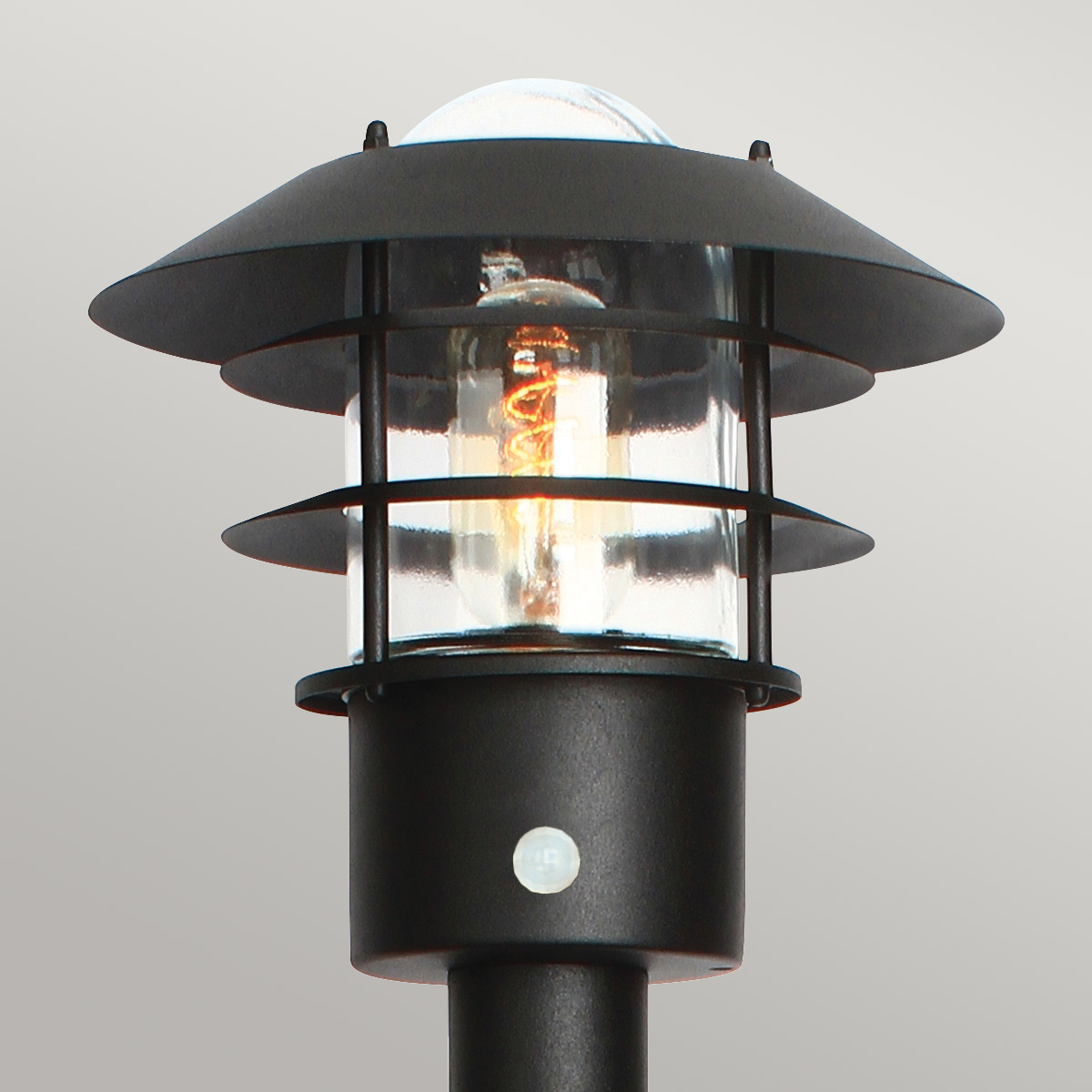 Helsingor PIR 100cm Svart pullerter Fra Elstead Lighting - Tillverkad av rostfritt st&aring;l i svart finish och glas, erbjuder den en robust och v&auml;derbest&auml;ndig konstruktion som &auml;r perfekt vid uppfarter, entr&eacute;er eller tr&auml;dg&aring;rdsg&aring;ngar.