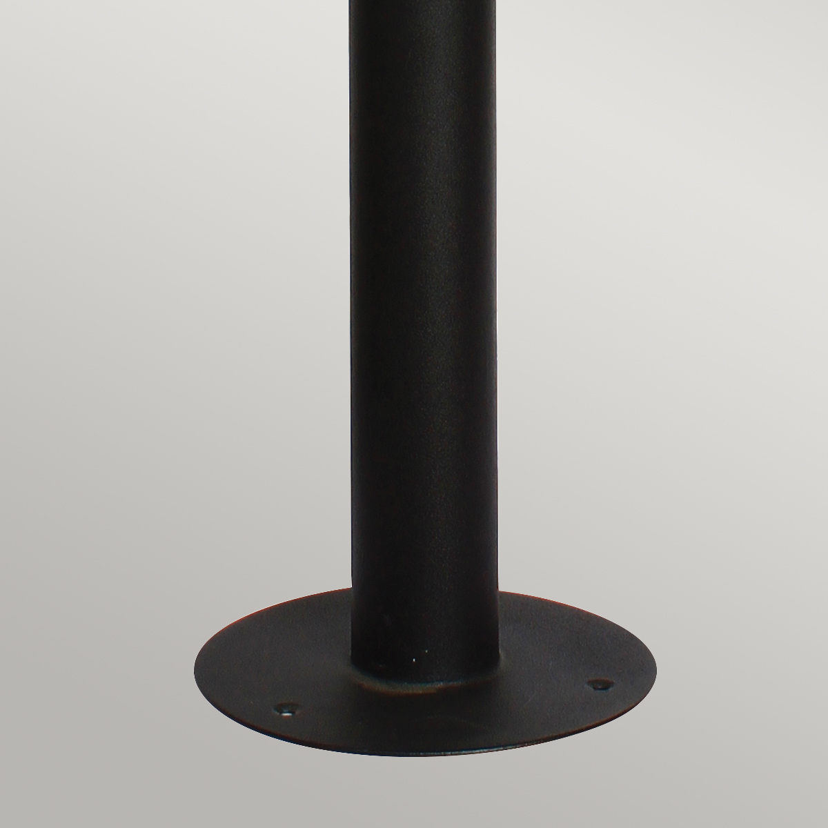 Helsingor PIR 100cm Svart pullerter Fra Elstead Lighting - Tillverkad av rostfritt st&aring;l i svart finish och glas, erbjuder den en robust och v&auml;derbest&auml;ndig konstruktion som &auml;r perfekt vid uppfarter, entr&eacute;er eller tr&auml;dg&aring;rdsg&aring;ngar.