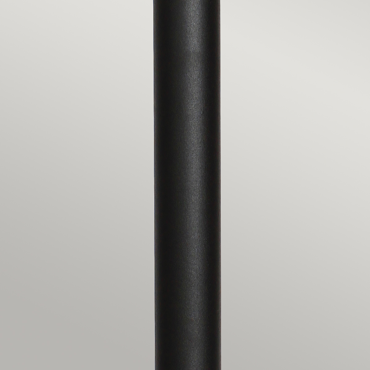 Helsingor PIR 100cm Svart pullerter Fra Elstead Lighting - Tillverkad av rostfritt st&aring;l i svart finish och glas, erbjuder den en robust och v&auml;derbest&auml;ndig konstruktion som &auml;r perfekt vid uppfarter, entr&eacute;er eller tr&auml;dg&aring;rdsg&aring;ngar.
