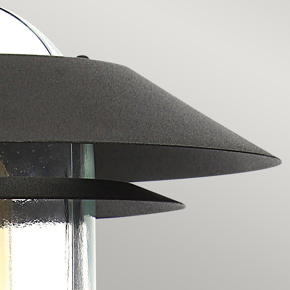 Helsingor PIR 30cm Svart Fra Elstead Lighting - Tillverkad av rostfritt st&aring;l i svart finish och glas, erbjuder den en robust och v&auml;derbest&auml;ndig konstruktion som &auml;r perfekt vid uppfarter, entr&eacute;er eller tr&auml;dg&aring;rdsg&aring;ngar.