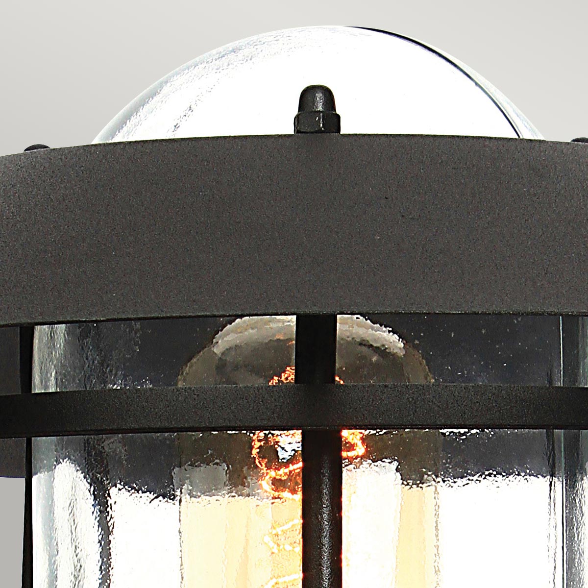 Helsingor PIR 30cm Svart Fra Elstead Lighting - Tillverkad av rostfritt st&aring;l i svart finish och glas, erbjuder den en robust och v&auml;derbest&auml;ndig konstruktion som &auml;r perfekt vid uppfarter, entr&eacute;er eller tr&auml;dg&aring;rdsg&aring;ngar.