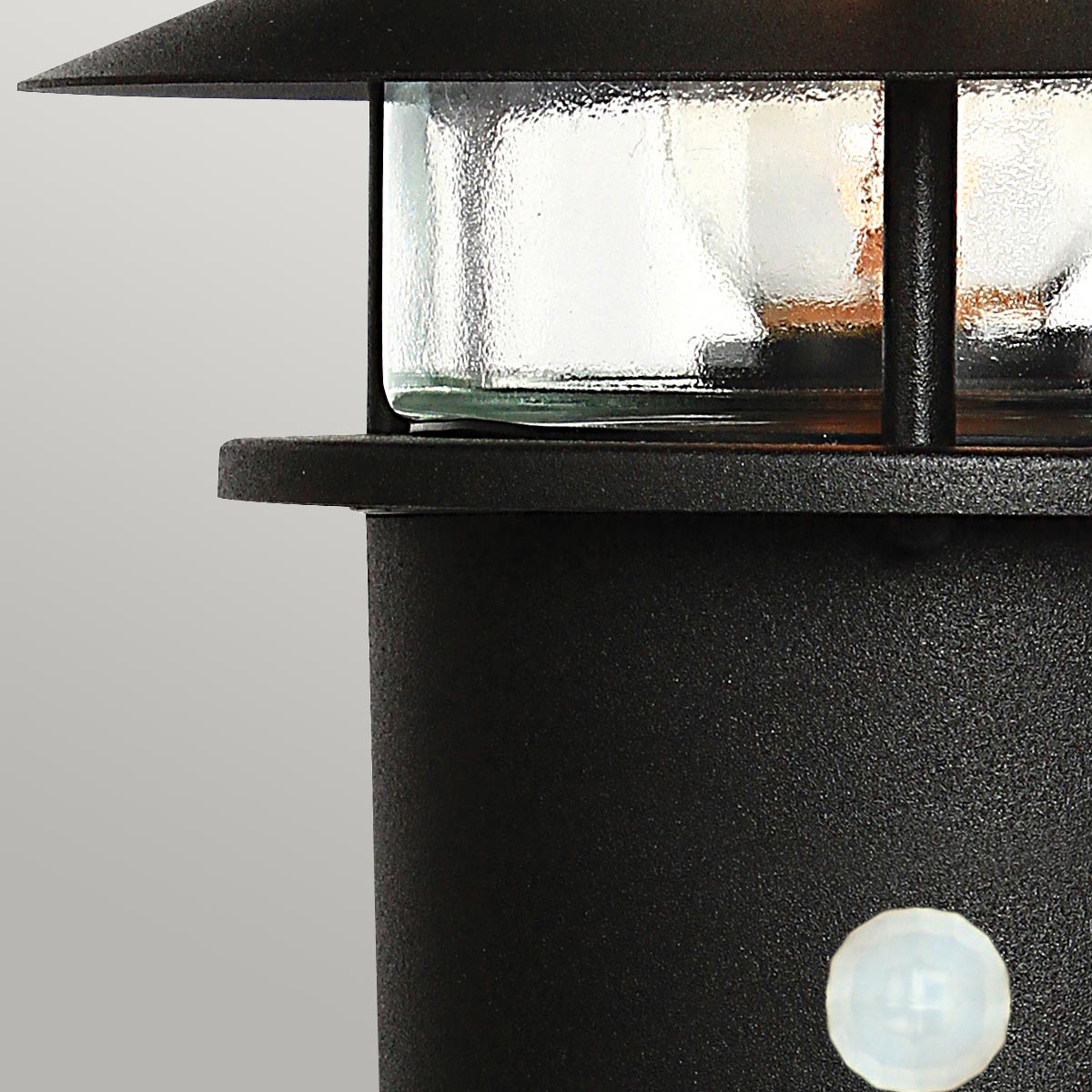 Helsingor PIR 30cm Svart Fra Elstead Lighting - Tillverkad av rostfritt st&aring;l i svart finish och glas, erbjuder den en robust och v&auml;derbest&auml;ndig konstruktion som &auml;r perfekt vid uppfarter, entr&eacute;er eller tr&auml;dg&aring;rdsg&aring;ngar.