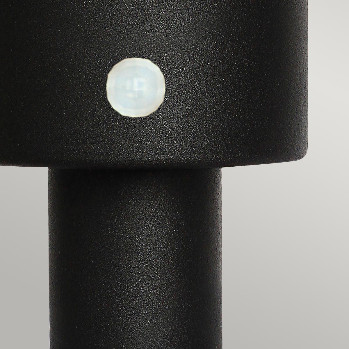 Helsingor PIR 30cm Svart Fra Elstead Lighting - Tillverkad av rostfritt st&aring;l i svart finish och glas, erbjuder den en robust och v&auml;derbest&auml;ndig konstruktion som &auml;r perfekt vid uppfarter, entr&eacute;er eller tr&auml;dg&aring;rdsg&aring;ngar.
