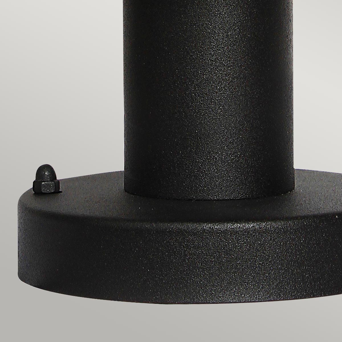 Helsingor PIR 30cm Svart Fra Elstead Lighting - Tillverkad av rostfritt st&aring;l i svart finish och glas, erbjuder den en robust och v&auml;derbest&auml;ndig konstruktion som &auml;r perfekt vid uppfarter, entr&eacute;er eller tr&auml;dg&aring;rdsg&aring;ngar.