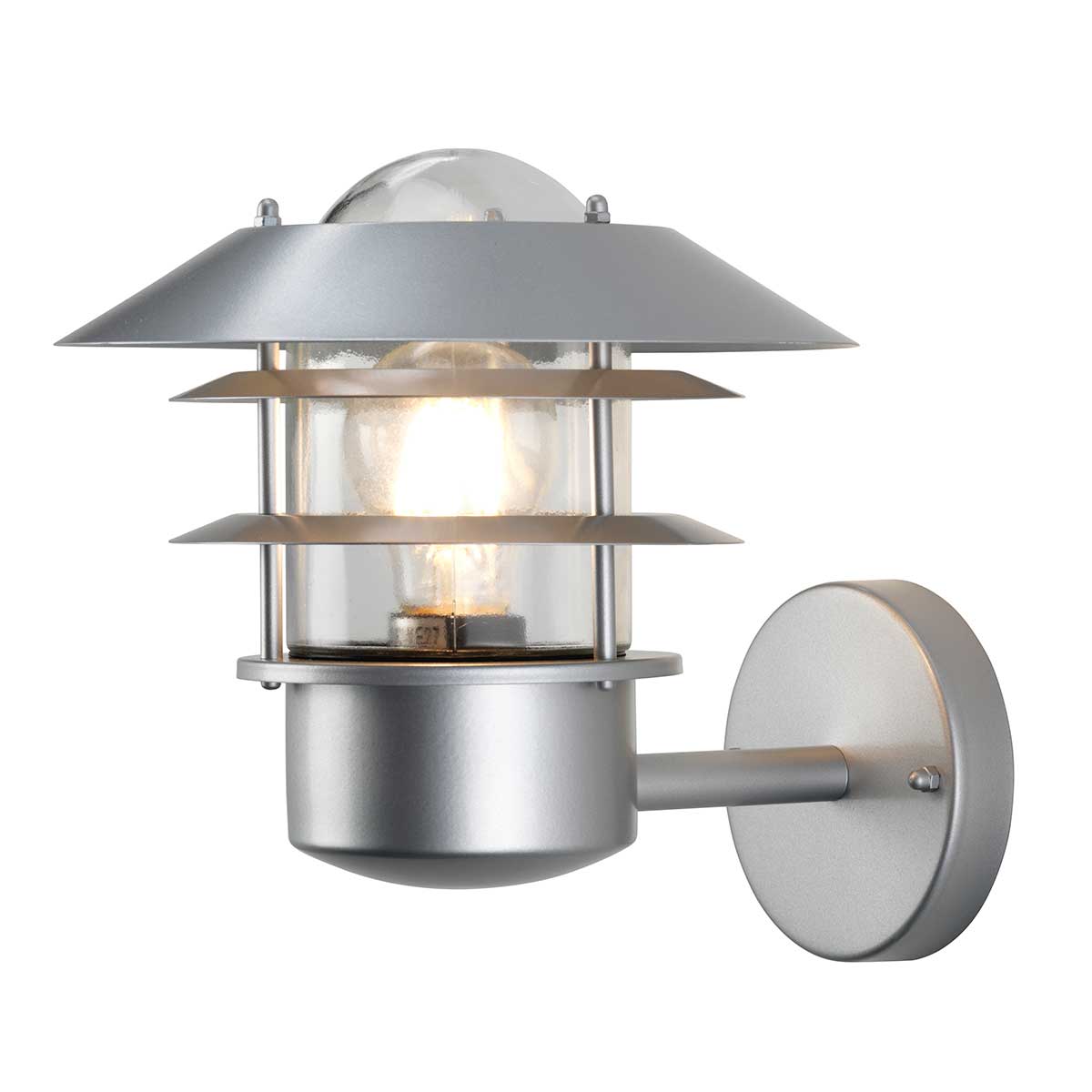 Helsingor Ø22 Sølv utendørslampe Fra Elstead Lighting - Tillverkad av rostfritt st&aring;l i silverfinish och glas, erbjuder den en slitstark och v&auml;derbest&auml;ndig konstruktion som &auml;r perfekt f&ouml;r fasader, entr&eacute;er och uteplatser.