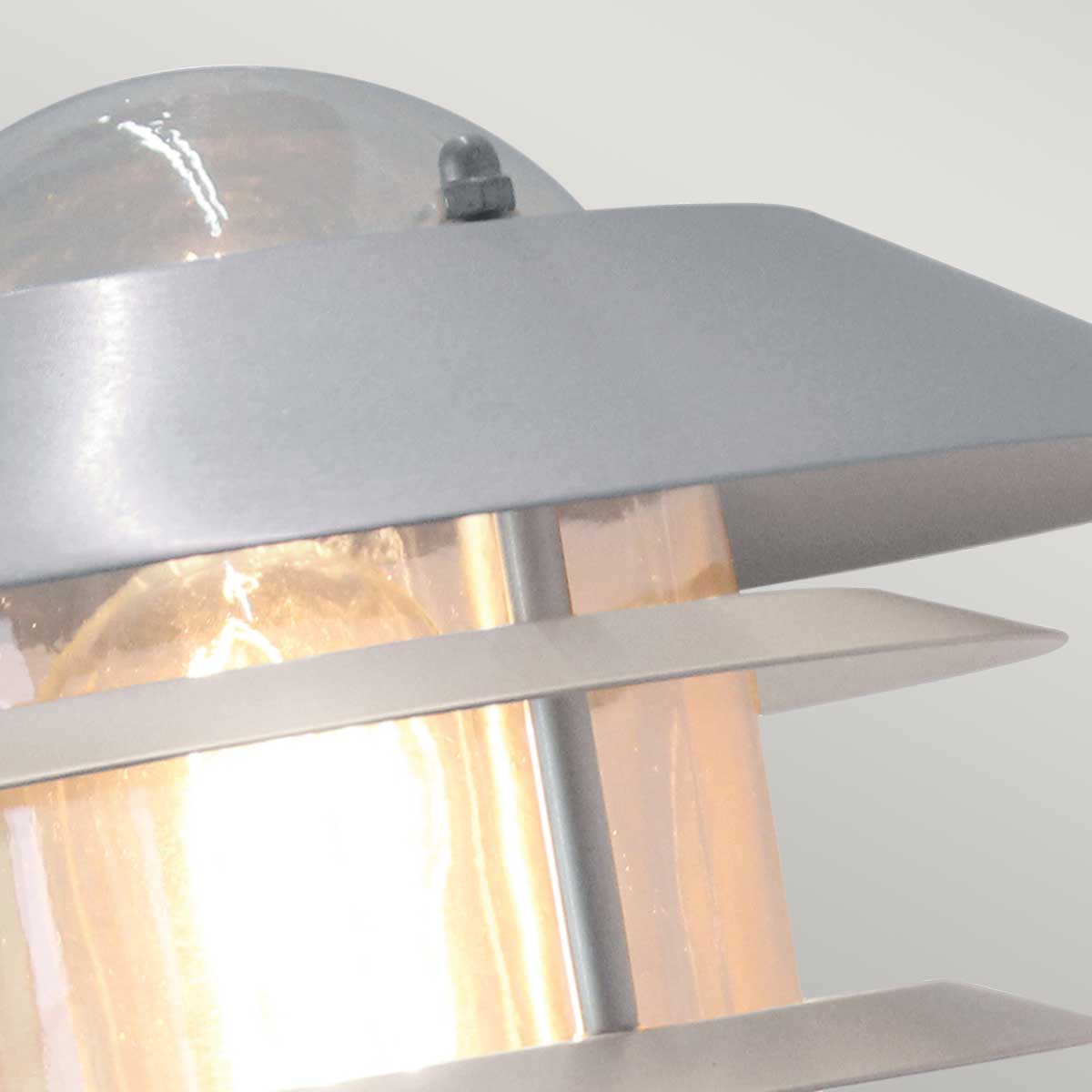 Helsingor Ø22 Sølv utendørslampe Fra Elstead Lighting - Tillverkad av rostfritt st&aring;l i silverfinish och glas, erbjuder den en slitstark och v&auml;derbest&auml;ndig konstruktion som &auml;r perfekt f&ouml;r fasader, entr&eacute;er och uteplatser.