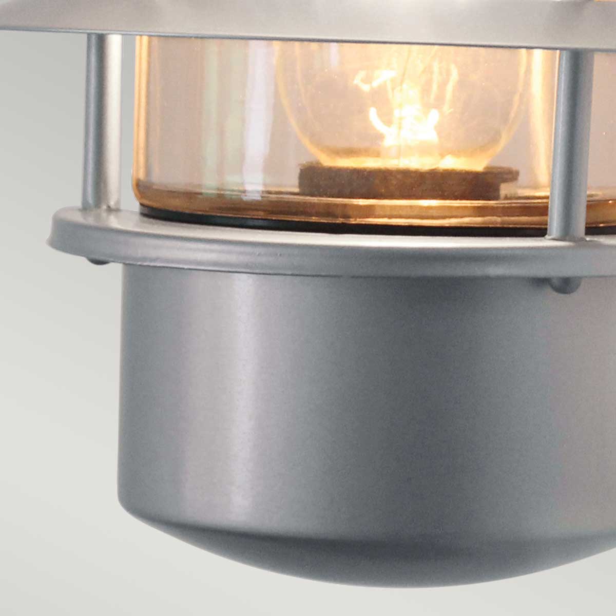 Helsingor Ø22 Sølv utendørslampe Fra Elstead Lighting - Tillverkad av rostfritt st&aring;l i silverfinish och glas, erbjuder den en slitstark och v&auml;derbest&auml;ndig konstruktion som &auml;r perfekt f&ouml;r fasader, entr&eacute;er och uteplatser.