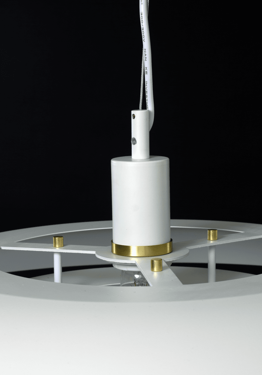 Epsilon Ø56 Matt hvit Taklampe Fra Aneta Lighting - Epsilon leveres med doble sett med dekorative ringer og knotter, velg mellom krom og matt messing avhengig av hva som passer best til hjemmet ditt.