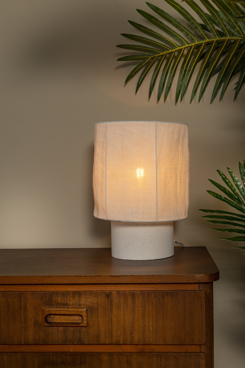 Tissaja 28cm Hvit bordlampe Fra Lucide - Resultatet er en varm og innbydende belysning som passer perfekt p&aring; nattbordet, i vinduet eller p&aring; et skjenk i stuen.