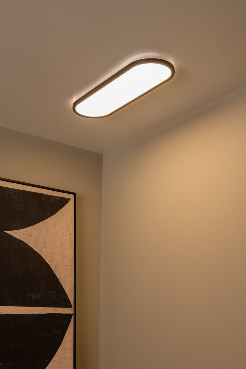Elly 60cm Svart plafond Fra Lucide - Takket være den medfølgende fjernkontrollen kan du justere fargetemperaturen mellom 2700K og 4000K og regulere lysstyrken for å skape den rette atmosfæren i rommet.