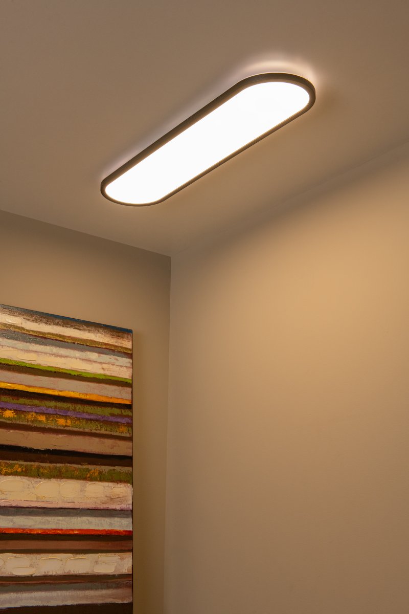 Elly 80cm Svart plafond Fra Lucide - Takket v&aelig;re den medf&oslash;lgende fjernkontrollen kan du justere fargetemperaturen mellom 2700K og 4000K og regulere lysstyrken for &aring; skape den rette atmosf&aelig;ren i rommet.