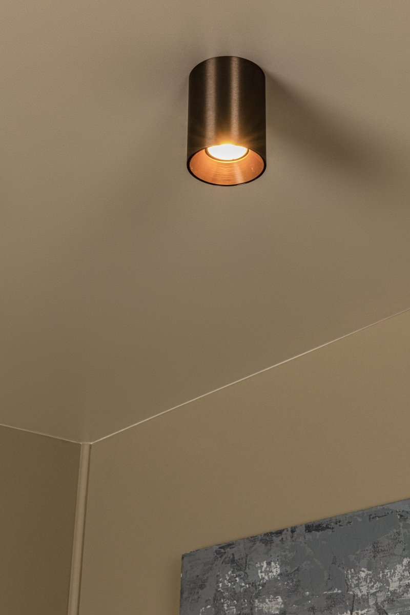 Gerti Brun spotlight Fra Lucide - Gerti er en stilig metallspotlight med en elegant brun, metallisk finish som gir et moderne og sofistikert uttrykk.