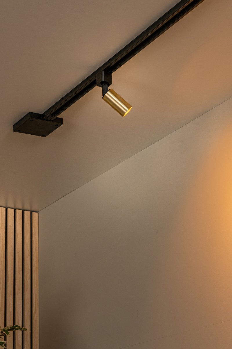 Spotlight Ritmo GU10 Messing Fra Lucide - Det elegante messingdesignet er en del av Lucides 1-fase TRACK-system og tilbyr full justerbarhet takket v&aelig;re det 360&deg; roterbare og vippbare lampehodet.