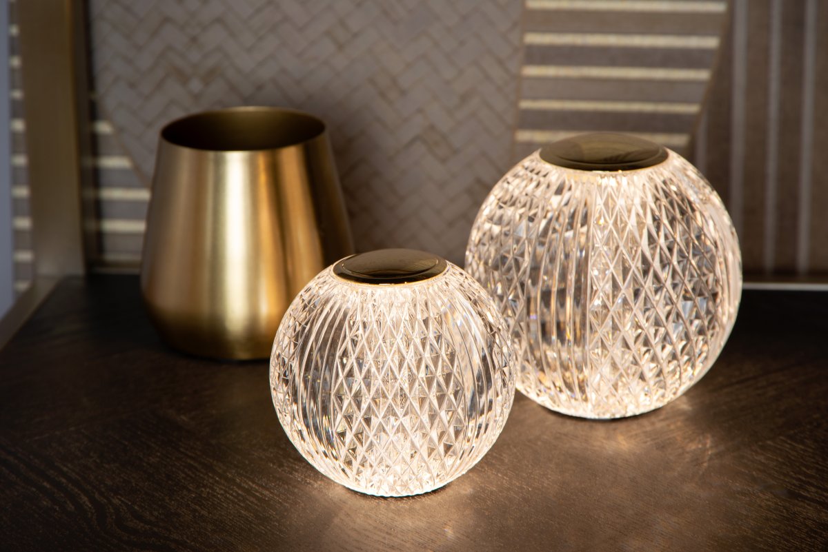 Cintra 9cm Gjennomsiktig bærbar Fra Lucide - Den lades fullt p&aring; 3 timer med den medf&oslash;lgende USB-C-kabelen (40 cm) og kan lyse i opptil 24 timer p&aring; laveste lysstyrke og opptil 3 timer p&aring; h&oslash;yeste.