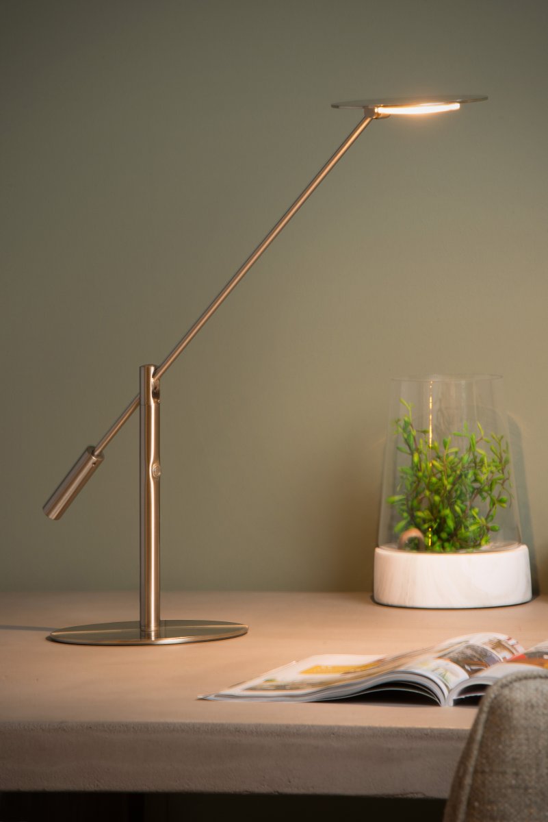 Anselmo 50cm Krom skrivebordslampe Fra Lucide - Skjermen og armen kan roteres for &aring; rette lyset etter behov, og h&oslash;yden er ogs&aring; justerbar mellom 24&ndash;50 cm, noe som gj&oslash;r den fleksibel i alle arbeidsmilj&oslash;er.