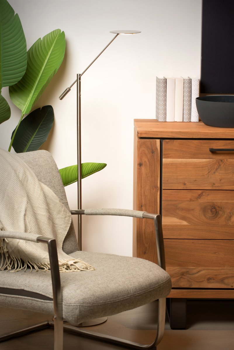 Anselmo Krom gulvlampe Fra Lucide - Det slanke designet og den tynne lampeskjermen gj&oslash;r at den knapt tar opp plass, mens h&oslash;yden er justerbar mellom 110 og 140 cm.