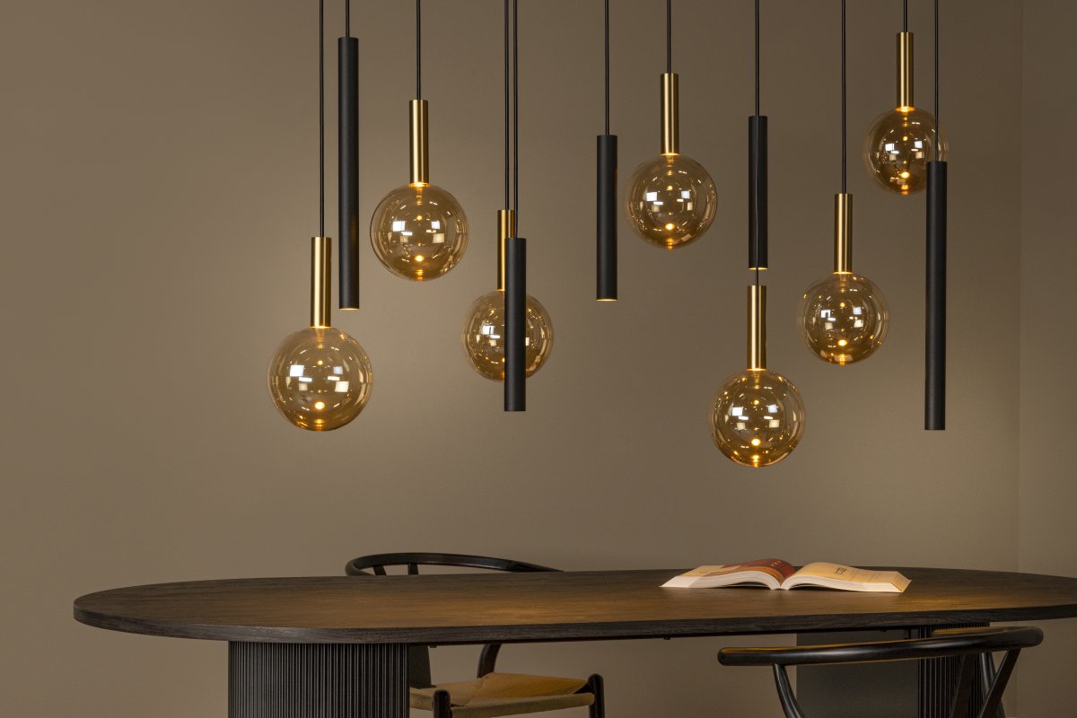 Josiane 143cm Svart Taklampe Fra Lucide - Denne uttrykksfulle lampen i svart metall og messingdetaljer kombinerer moderne design med finesse og blir et imponerende innslag over lange spisebord eller kj&oslash;kken.