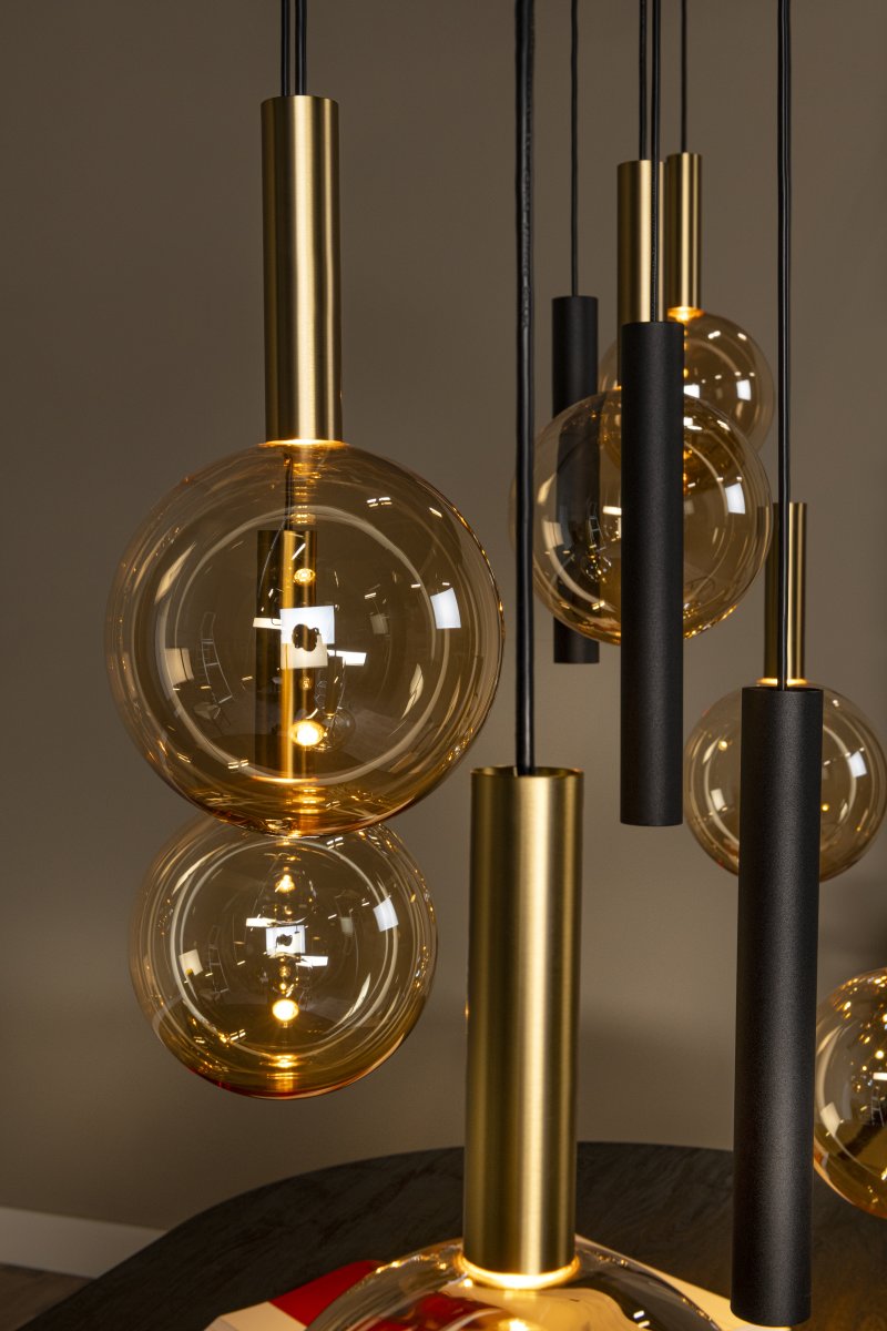 Josiane 143cm Svart Taklampe Fra Lucide - Denne uttrykksfulle lampen i svart metall og messingdetaljer kombinerer moderne design med finesse og blir et imponerende innslag over lange spisebord eller kj&oslash;kken.