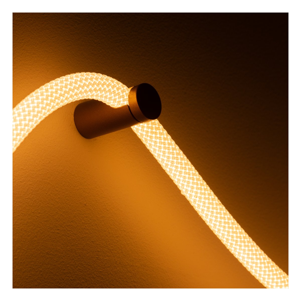 Janderin 500cm Brun vegglampe Fra Lucide - Den integrerte LED-stripen (48 W) er både dimbar og justerbar i fargetemperatur (2200 K–3300 K) og styres enkelt med en håndbevegelsessensor.