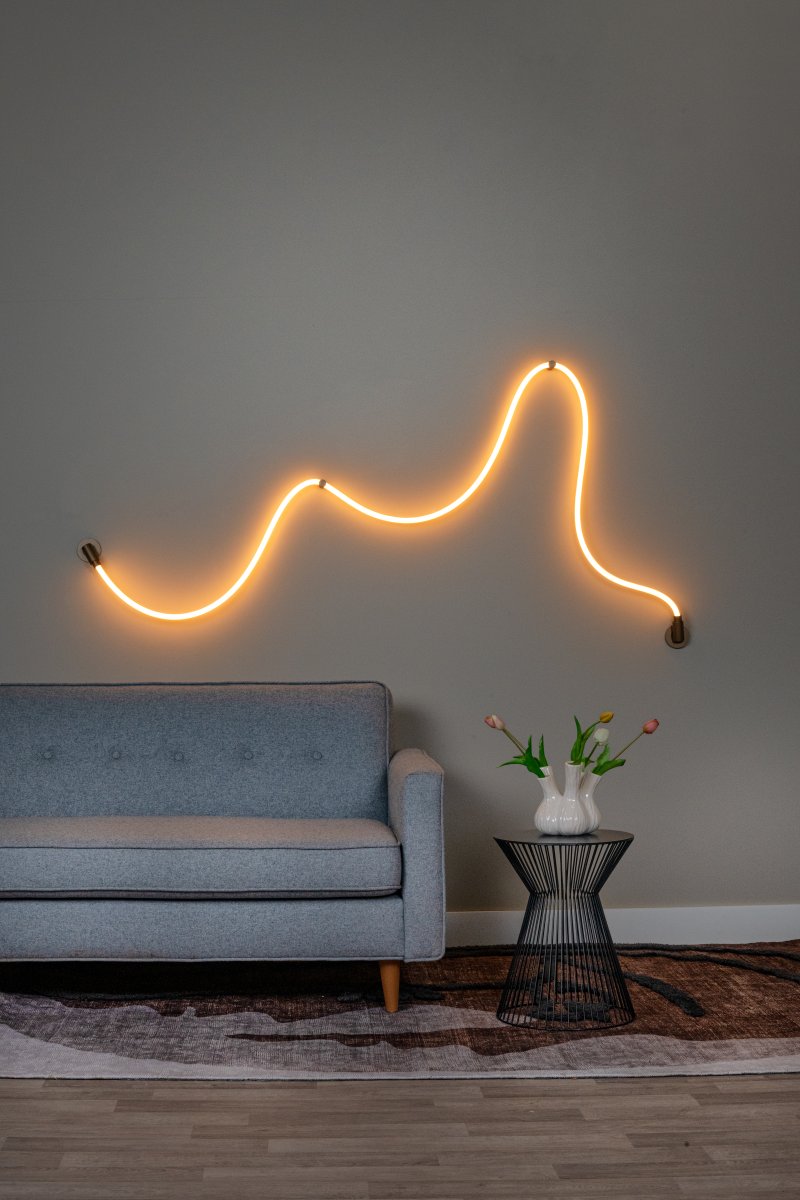 Janderin 500cm Brun vegglampe Fra Lucide - Den integrerte LED-stripen (48 W) er både dimbar og justerbar i fargetemperatur (2200 K–3300 K) og styres enkelt med en håndbevegelsessensor.