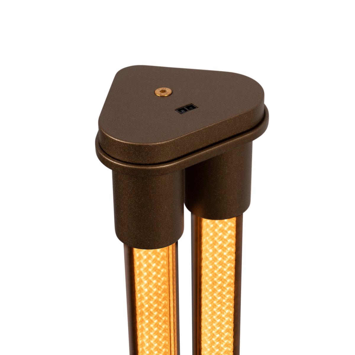 Janderin Brun gulvlampe Fra Lucide - Den brune, metallfargede lampen er laget av h&oslash;ykvalitetsaluminium og utstyrt med to integrerte LED-lyskilder (2x17W), som begge er dimbare og har justerbar fargetemperatur fra 2200K til 3300K.