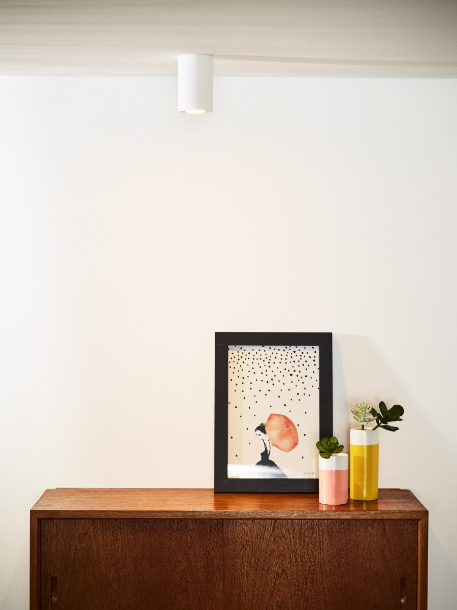 Gipsy Hvit spotlight Fra Lucide - Gipsy er en stilig og moderne spotlight som kombinerer form og funksjon p&aring; en minimalistisk m&aring;te.