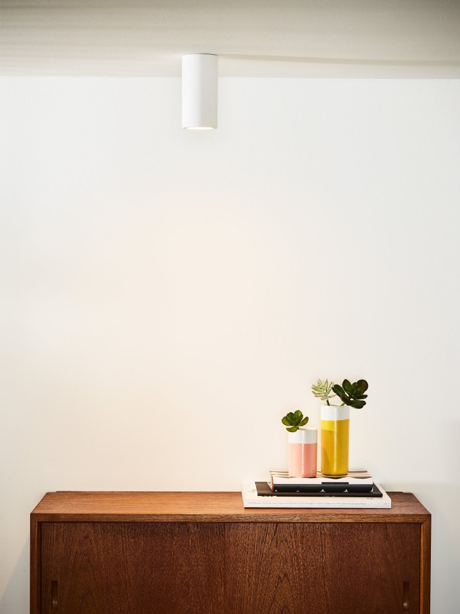 Gipsy Hvit spotlight Fra Lucide - Det runde, rørformede designet i hvit gips gjør lampen til et stilig blikkfang i gangen, soverommet eller stuen.