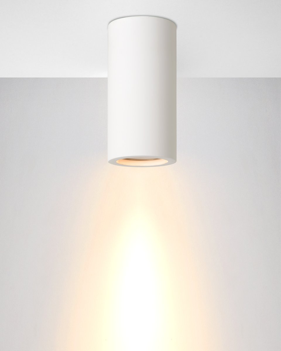 Gipsy Hvit spotlight Fra Lucide - Det runde, rørformede designet i hvit gips gjør lampen til et stilig blikkfang i gangen, soverommet eller stuen.
