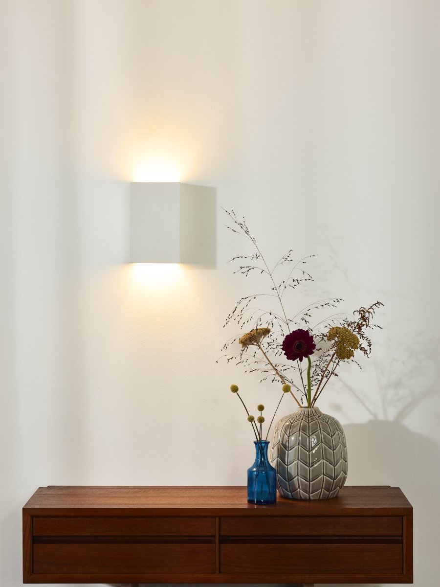 Gipsy 18cm Hvit vegglampe Fra Lucide - Gipsy er en moderne vegglampe laget av gips med rene linjer og en tidløs hvit finish.