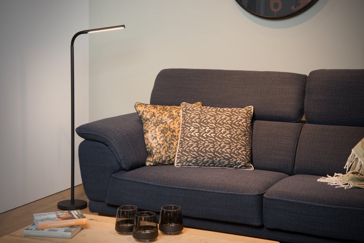 Gilly Svart gulvlampe Fra Lucide - Gilly, laget av matt svart metall, er en stilig gulvlampe med et elegant og moderne utseende.