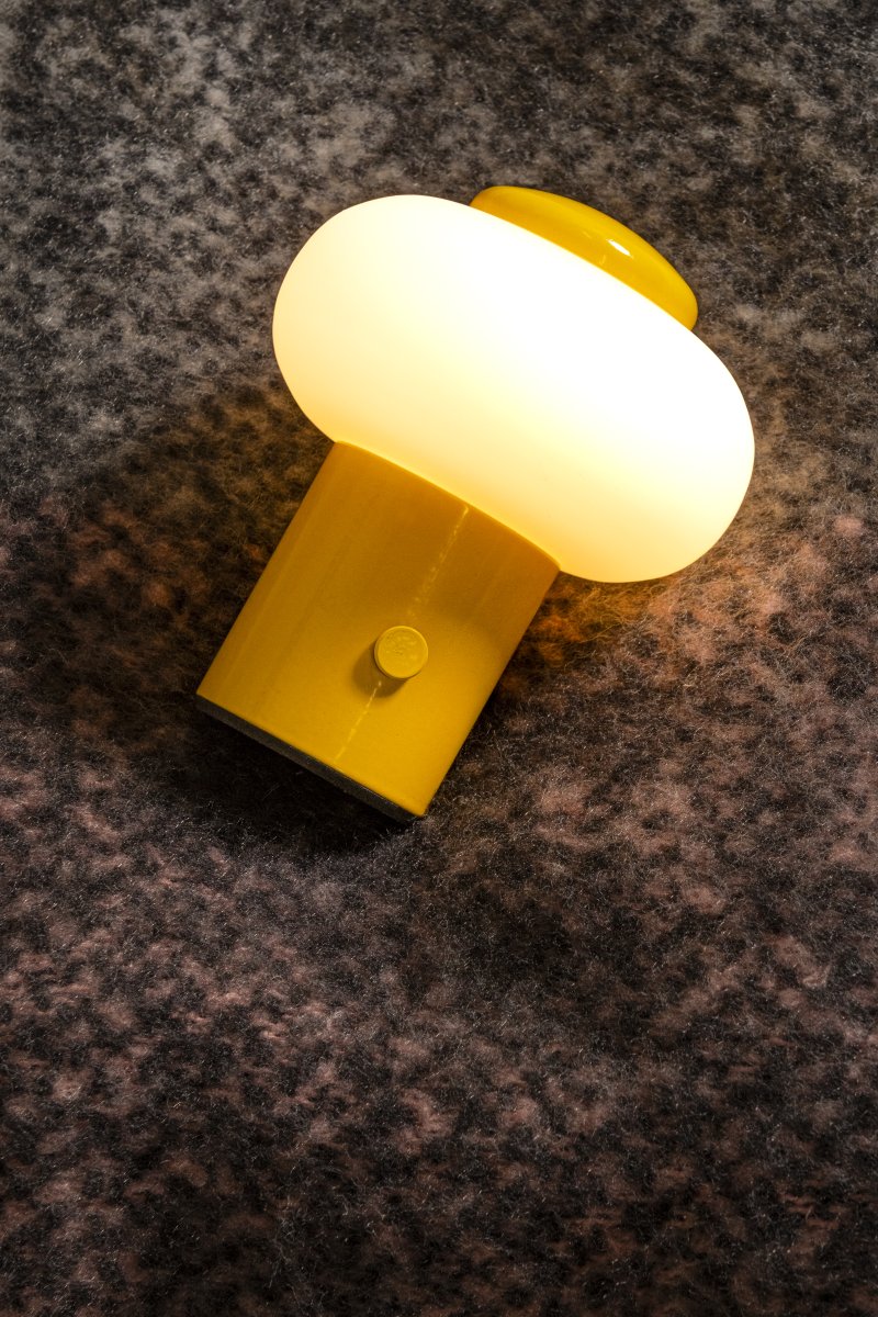 Gustav 10cm Gul bærbar Fra Lucide - Gustav er en b&aelig;rbar bordlampe laget av metall og glass i en lys gul farge som gir et stemningsfullt lys.