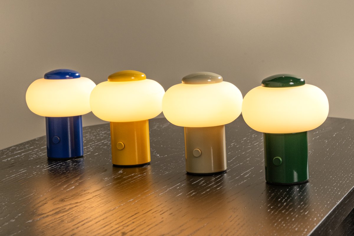 Gustav 10cm Kremfarget bærbar Fra Lucide - Gustav er en b&aelig;rbar bordlampe i metall og glass med en myk kremfarget tone som gir et varmt og stemningsfullt lys.