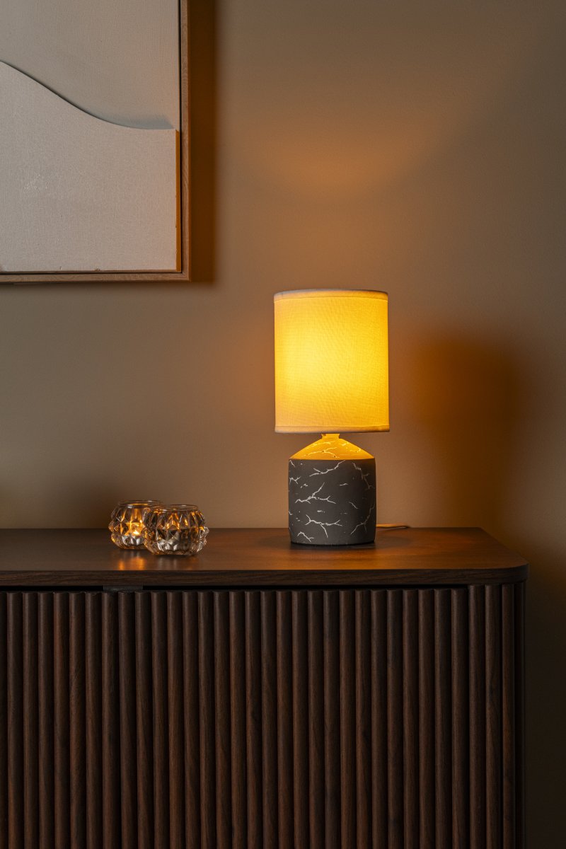 Fran 30cm Taupe bordlampe Fra Lucide - Den sylindriske lampeskjermen i hvitt tekstil komplementerer designet og bidrar til et mykt og behagelig lys.