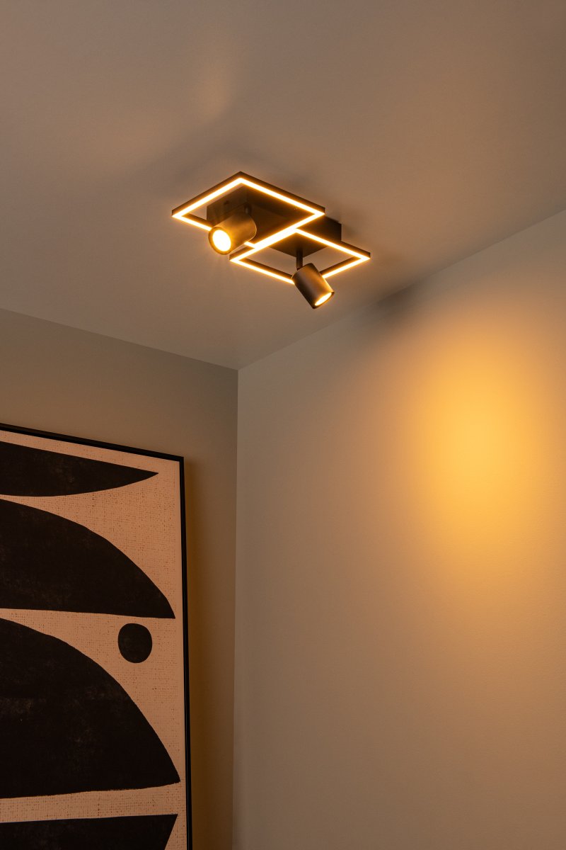 Arianne 40cm Svart plafond Fra Lucide - Armaturen er laget av høykvalitets svart aluminium og utstyrt med to justerbare GU10-sokler, noe som gjør det enkelt å rette lyset dit du vil – perfekt for å fremheve bestemte overflater eller detaljer i hjemmet.