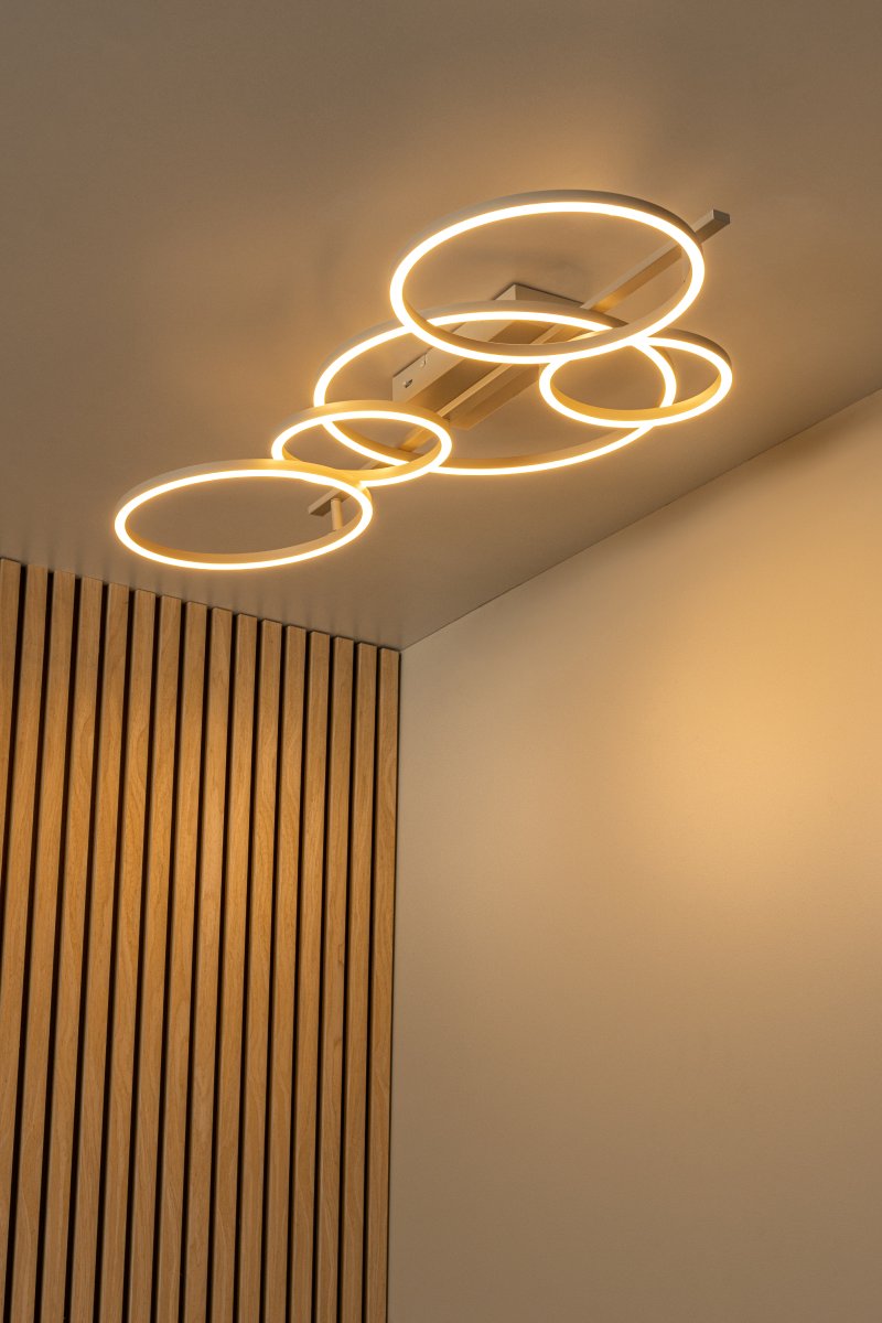 Nicola 132cm Beige plafond Fra Lucide - Lampen har integrert LED, hvis fargetemperatur enkelt kan justeres mellom varmt hvitt og kj&oslash;lig hvitt lys under installasjon, noe som gj&oslash;r den tilpasningsdyktig til ulike milj&oslash;er og behov.