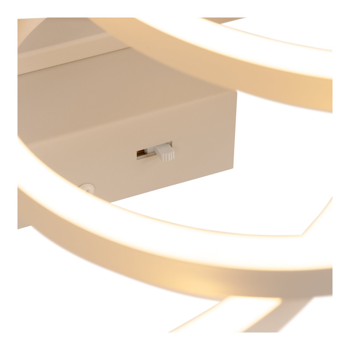 Nicola 170cm Beige plafond Fra Lucide - Den gir et sterkt og jevnt lys, og den ene armen er justerbar og kan vinkles for &aring; tilpasse utseende og plassering.