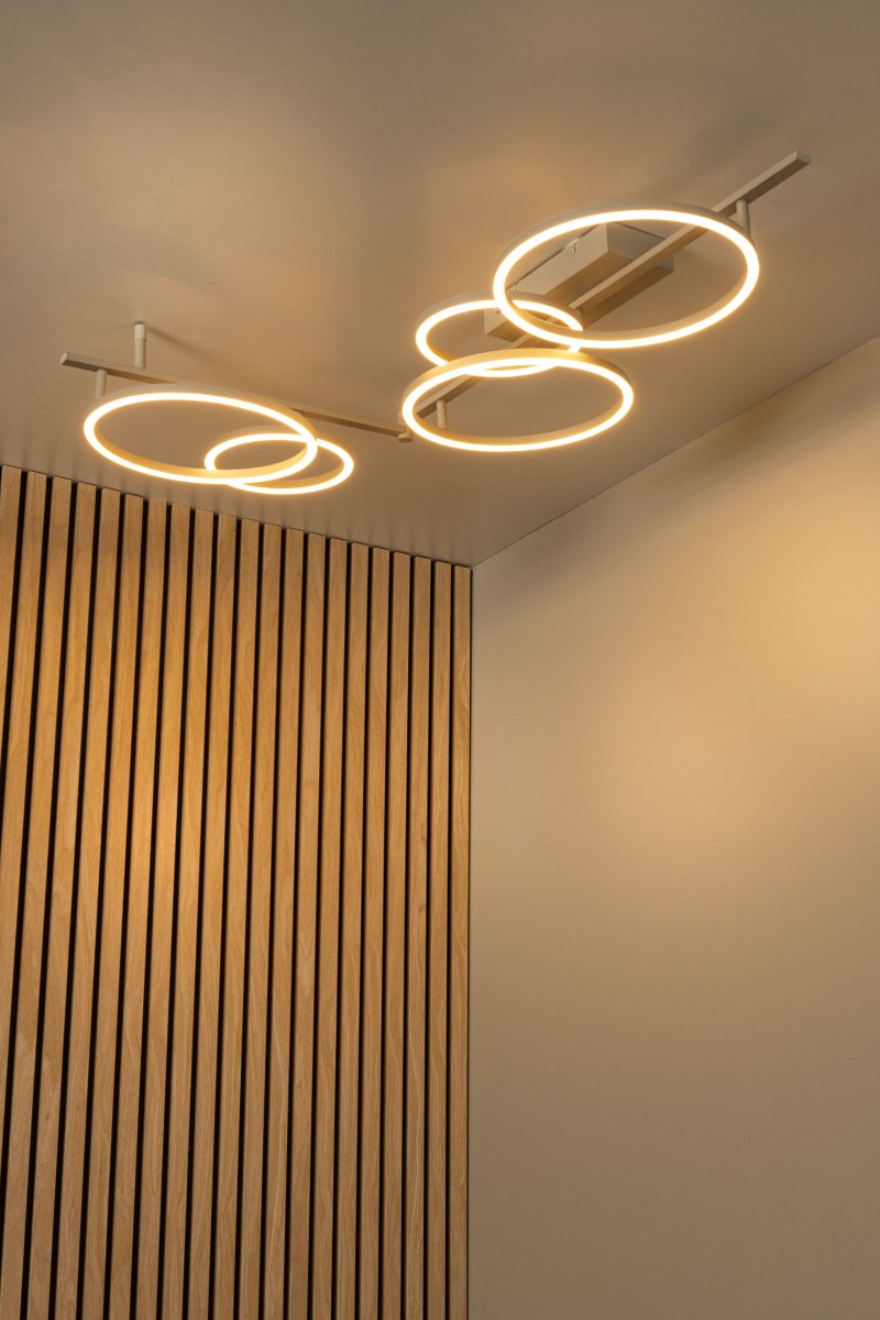 Nicola 170cm Beige plafond Fra Lucide - Den gir et sterkt og jevnt lys, og den ene armen er justerbar og kan vinkles for &aring; tilpasse utseende og plassering.