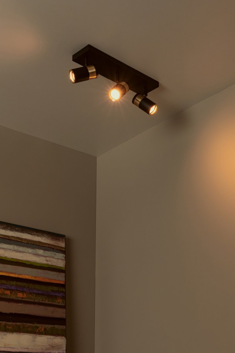 Gorik 3 Svart spotlight Fra Lucide - Den svarte metallarmaturen og messingfinishdetaljene passer perfekt inn i moderne interiør.