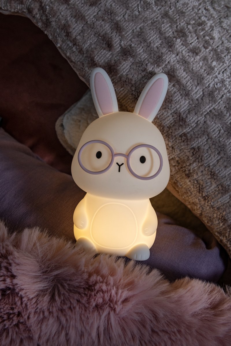 Rabbit Hvit barnelampe Fra Lucide - Rabbit er en leken, oppladbar bordlampe for barnerom som sprer en myk og trygg gl&oslash;d.