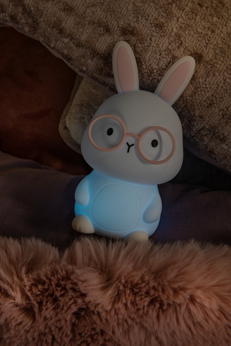 Rabbit Hvit barnelampe Fra Lucide - Rabbit er en leken, oppladbar bordlampe for barnerom som sprer en myk og trygg gl&oslash;d.