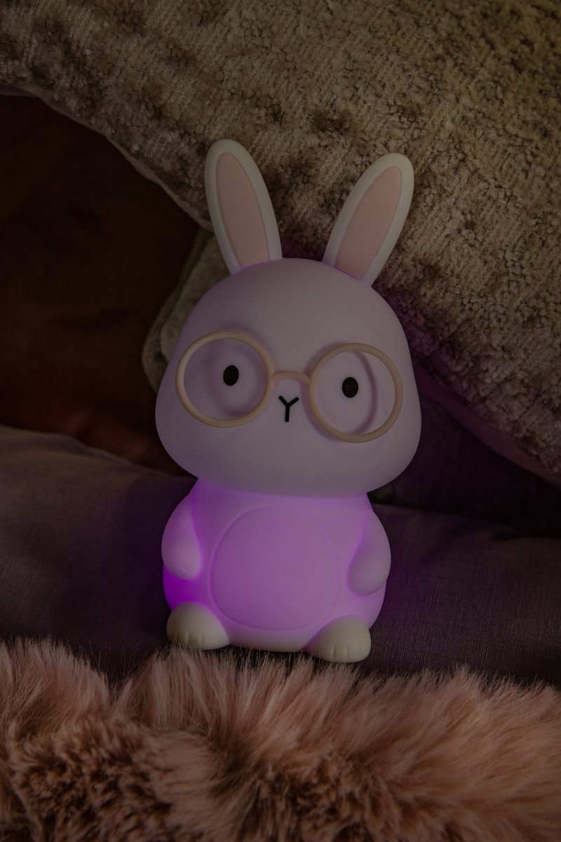 Rabbit Hvit barnelampe Fra Lucide - Rabbit er en leken, oppladbar bordlampe for barnerom som sprer en myk og trygg gl&oslash;d.